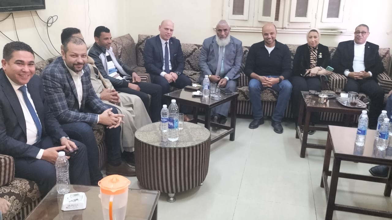 وفد من المؤسسة الدولية للتنمية الاقتصادية يقدم التهاني والهدايا لكنائس بني سويف