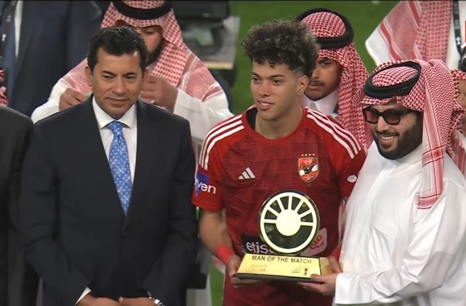 وزير الشباب يُسلم كأس مصر إلي النادي الأهلي بعد فوزه علي الزمالك