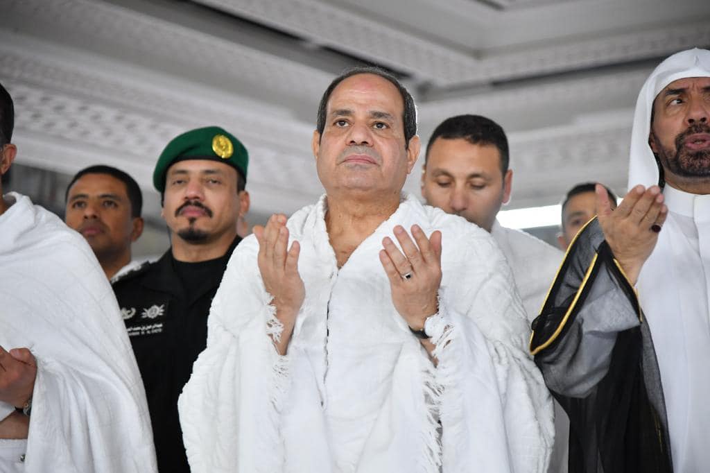 شاهد.. الرئيس المصري يؤدي العمرة ويزور المسجد النبوي الشريف