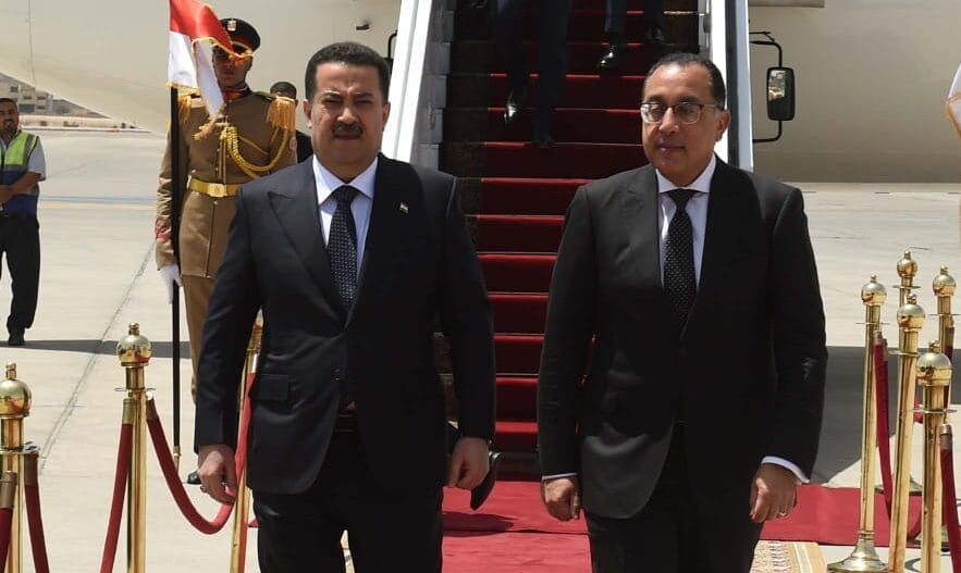 رئيس وزراء المصري يستقبل نظيره العراقي بمطار القاهرة الدولي