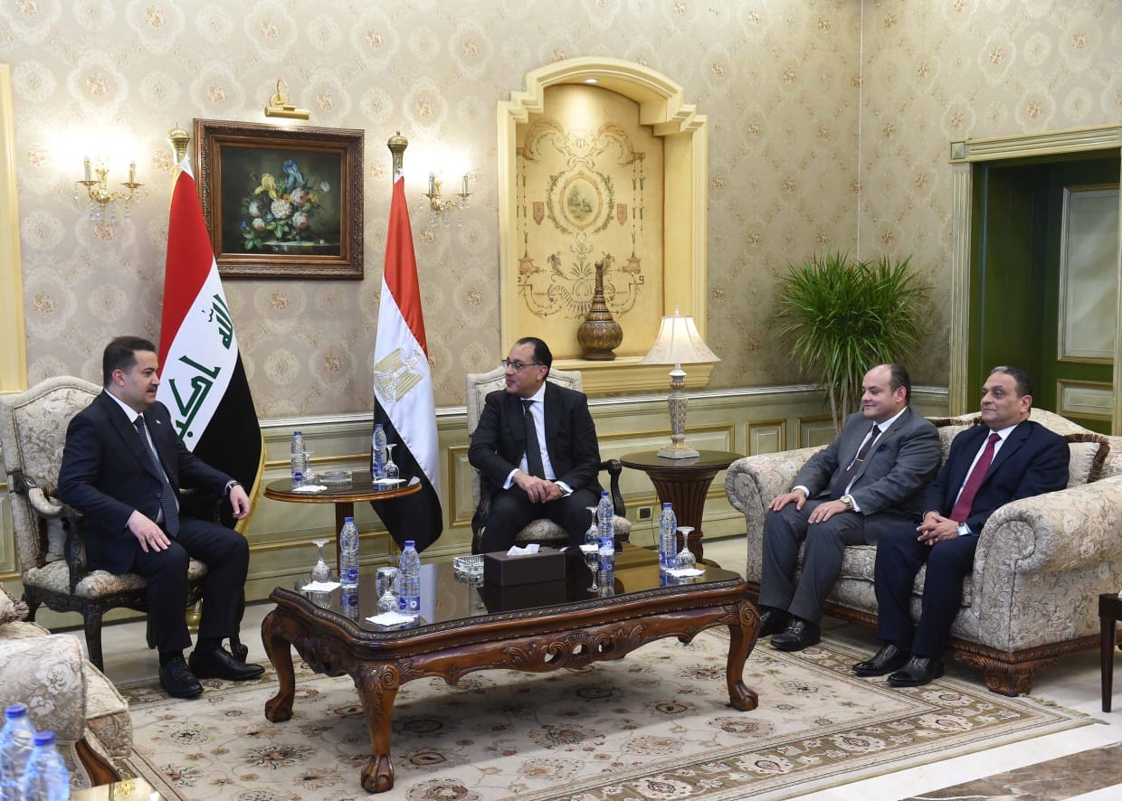 رئيس وزراء المصري يستقبل نظيره العراقي بمطار القاهرة الدولي