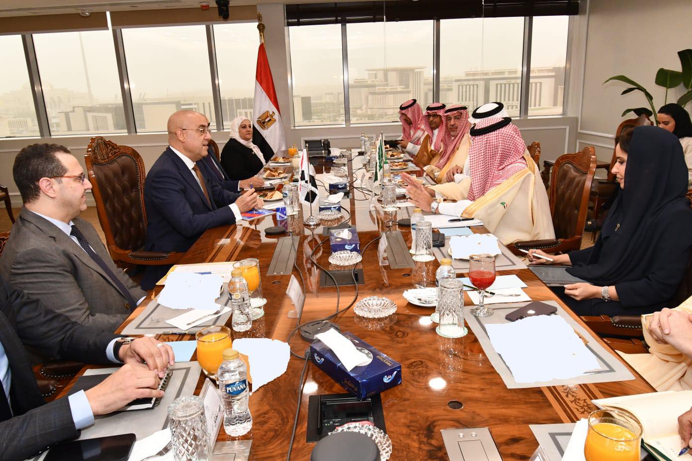 وزير الإسكان يبحث مع وزير التجارة السعودي
