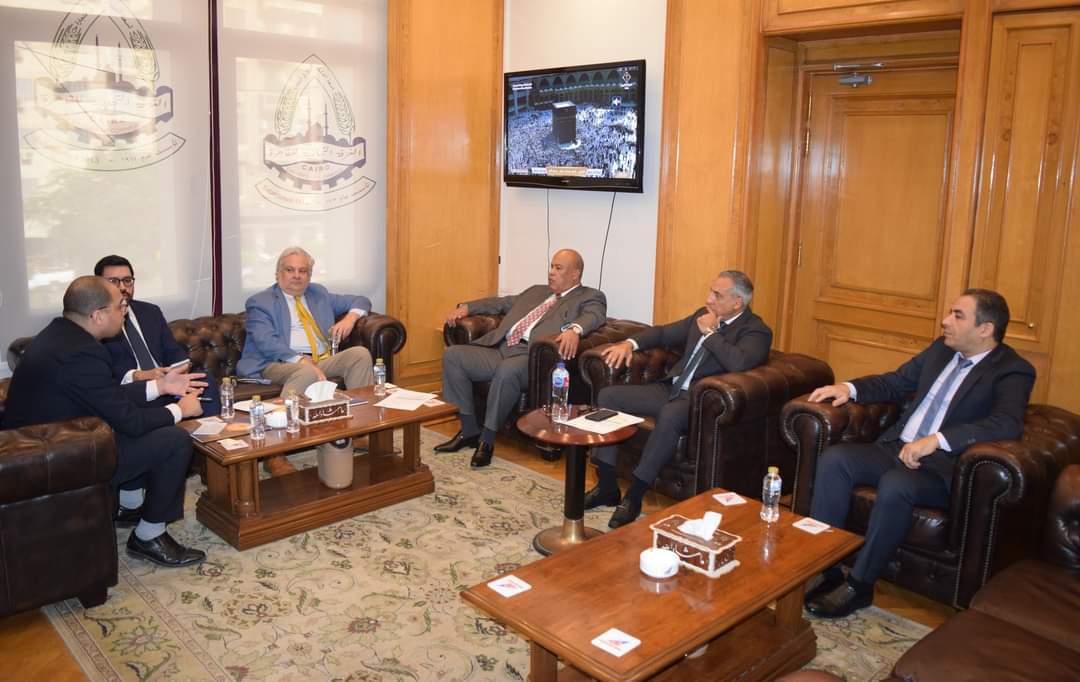 رئيس غرفة القاهرة يستقبل سفير بيرو لبحث سُبل زيادة التعاون المشترك
