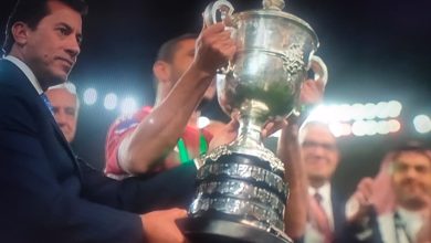 وزير الشباب يُسلم كأس مصر إلي النادي الأهلي بعد فوزه علي الزمالك