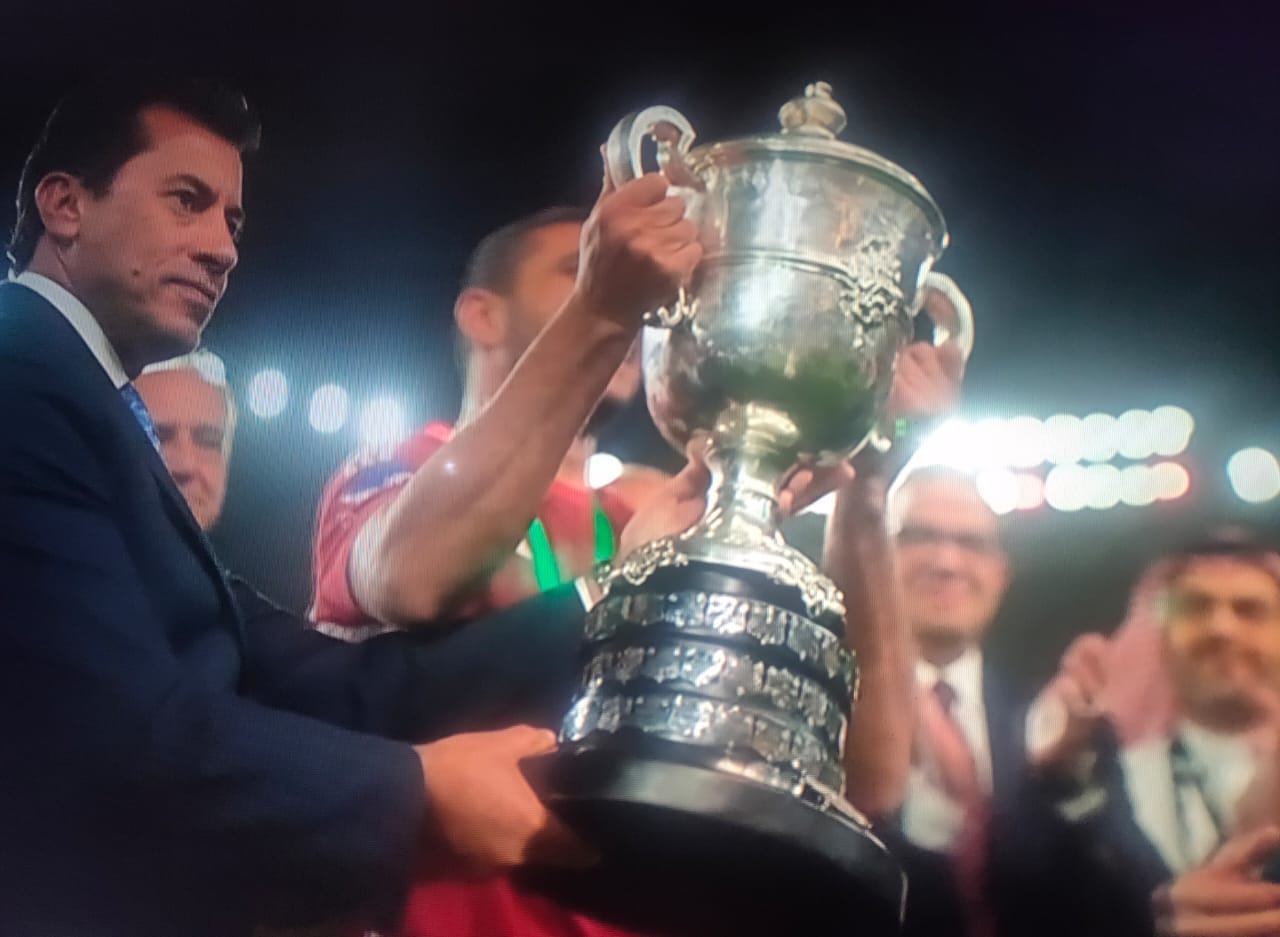وزير الشباب يُسلم كأس مصر إلي النادي الأهلي بعد فوزه علي الزمالك