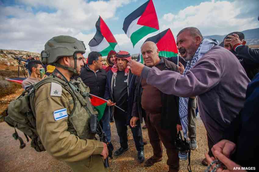 العمل على دعم وتعزيز جهود التوصل إلى حل سياسي للصراع الفلسطيني الإسرائيلي