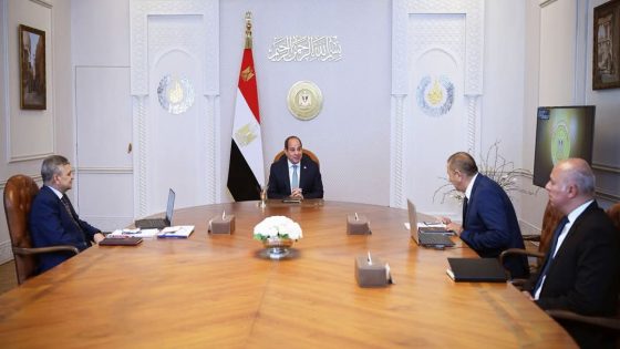 الرئيس السيسي يجتمع مع رئيس هيئة قناة السويس