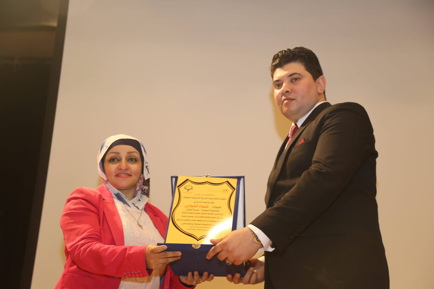 الأكاديمية العربية الإفريقية للعلوم تُكرّم عددًا من رموز الثقافة والفن