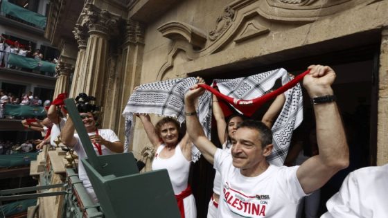 انطلاق مهرجان “الجري مع الثيران” في إسبانيا بمشاركة نشطاء مؤيدين لفلسطين