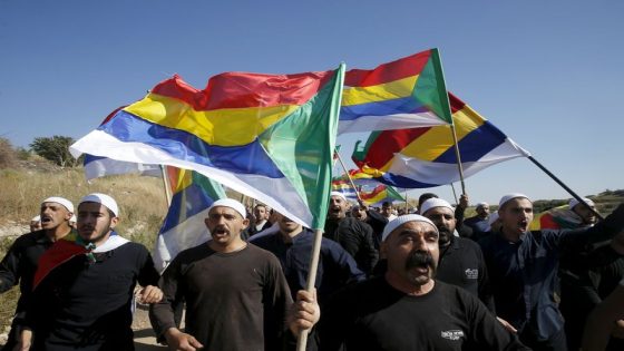 مجموعة من دروز هضبة الجولان يتوجهون للسور الحدودي بين سوريا ومرتفعات الجولان المحتلة قرب قرية مجدل شمس لمتابعة القتال في سوريا يوم 16 يونيو حزيران 2015. تصوير. باز راتنر - رويترز