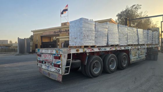 32 شاحنة مساعدات إماراتية تصل معبر رفح تمهيداً لدخول غزة