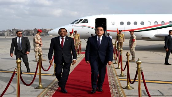 رئيس الوزراء المصري يستقبل نظيره السوداني بمطار القاهرة الدولي