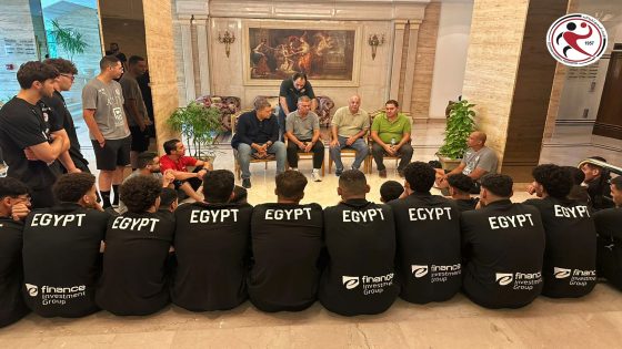 طارق محروس يزور لاعبي منتخب الناشئين لكرة اليد بعد تعافيه من وعكة صحية
