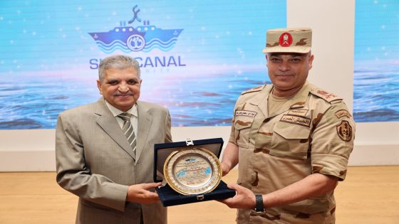 رئيس هيئة قناة السويس يستعرض مستجدات مشروعات تطوير القناة لوفد كلية الحرب العليا